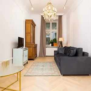 https://lux-studio-kamienica-noakowskiego-16-by-renters.warsawhotelspoland.com